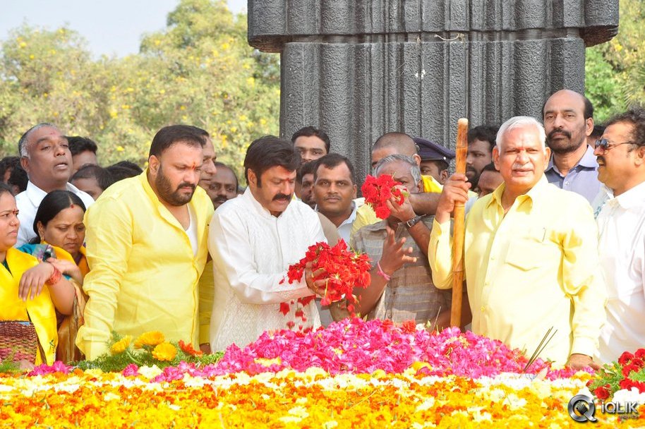 NTR-Family-Visit-to-NTR-Ghat-2016